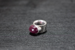 Ring, Rubellitcabochon, Palettenmaterial (Silber und Palladium)