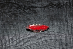 Urushi-Brosche ‚Lippen’, roter urushi, Stoff, Gold 750